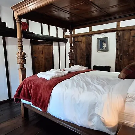 2 Double Bed Hottub District *