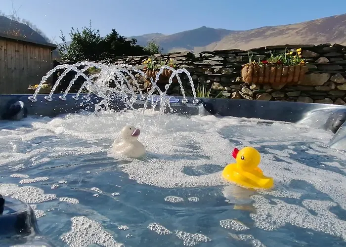 2 Double Bed Hottub District Semesterbostad