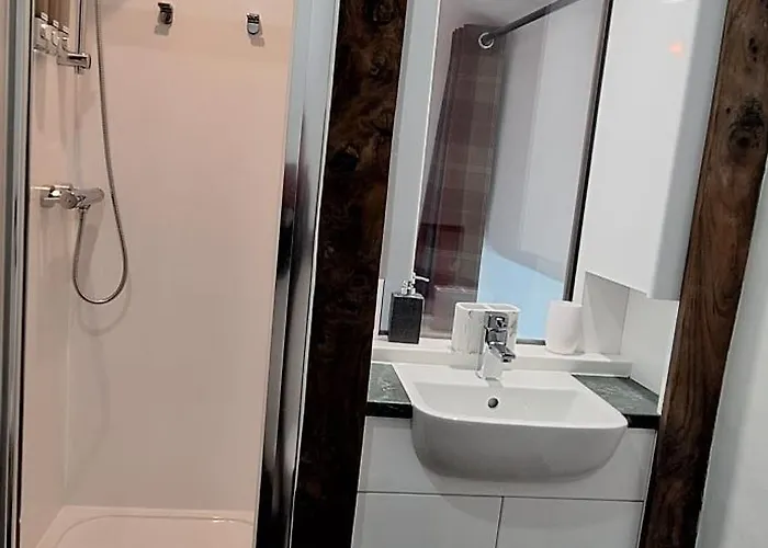 2 Double Bed Hottub District Semesterbostad