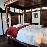 2 Double Bed Hottub District *